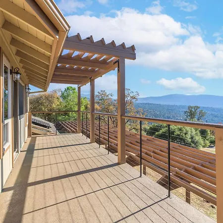 Spacious 3Br Retreat With Hot Tub & Mountain Views